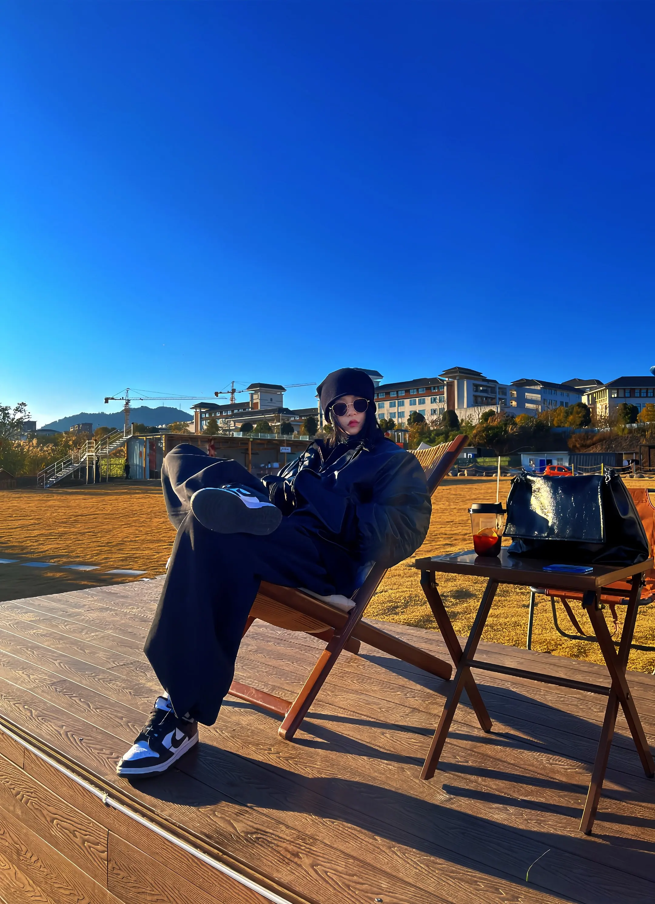 可怜的年轻人，整天只知道晒太阳