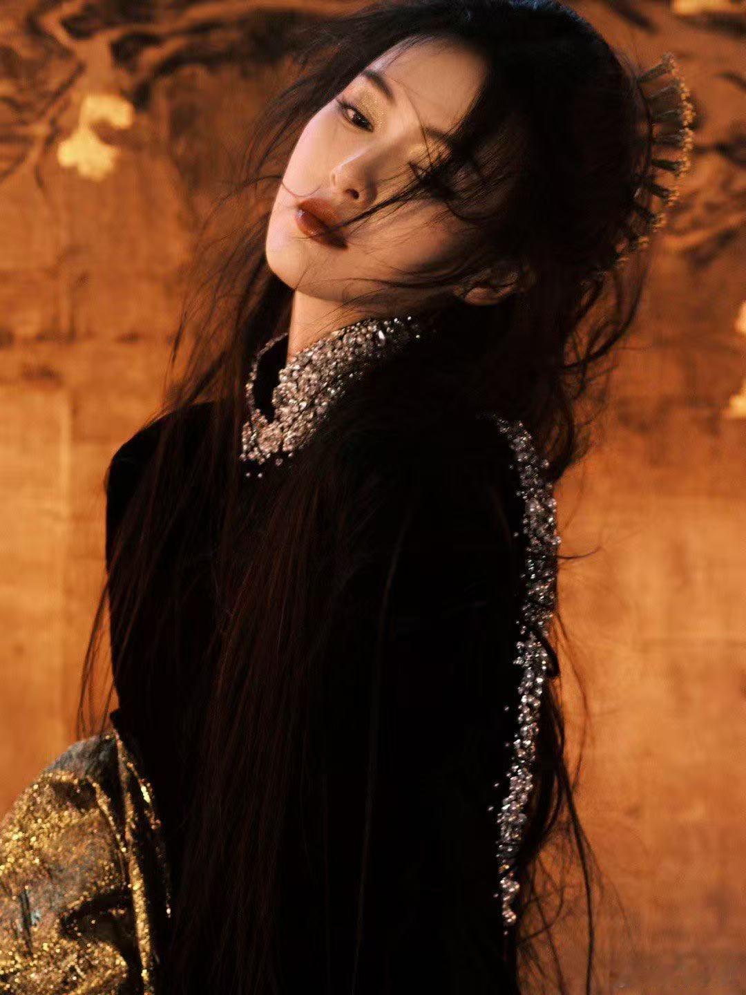 唐嫣一个眼神脑补出一部大女主 唐嫣的眼神好有戏！面对镜头，她眼神里的情绪复杂又迷