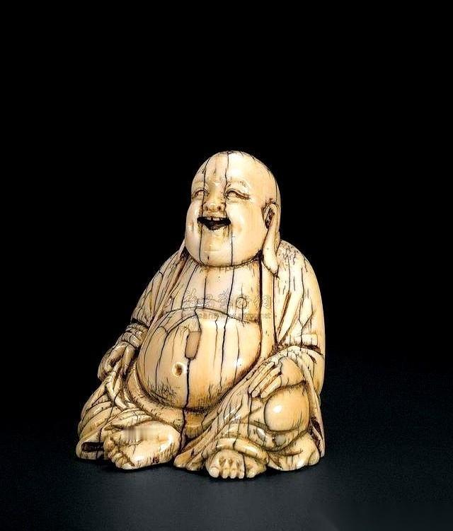 一个承诺，到底能扛多久？
53年。
1983年，一支文物普查队在帐篷外，发现一个