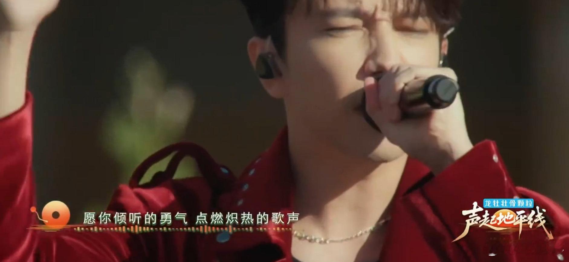 迪玛希的高音还是太权威了迪玛希一开口直接燃炸丝路古城舞台，双语切换丝滑到像呼吸一