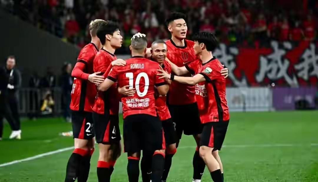 昨晚，经过短暂休整的中超第四轮先赛一场，成都蓉城主场火力全开，5：1大胜青岛西海