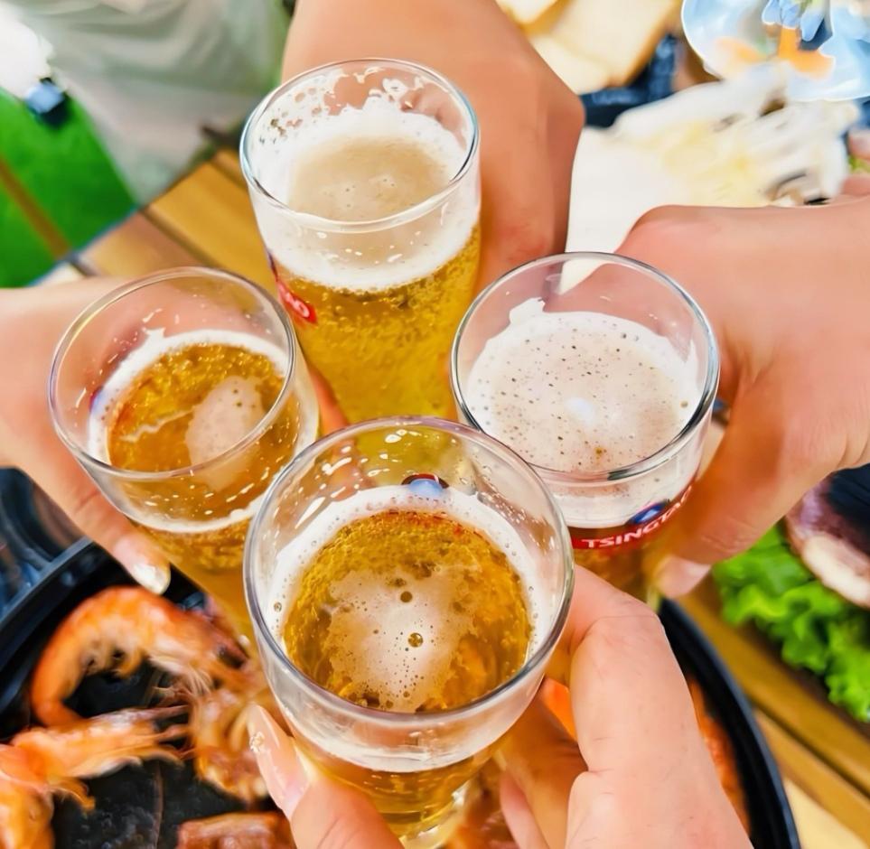 朋友聚会，两男两女。久违的见面，免不了举杯，曾经的老大有话要说。我端起眼前杯：“