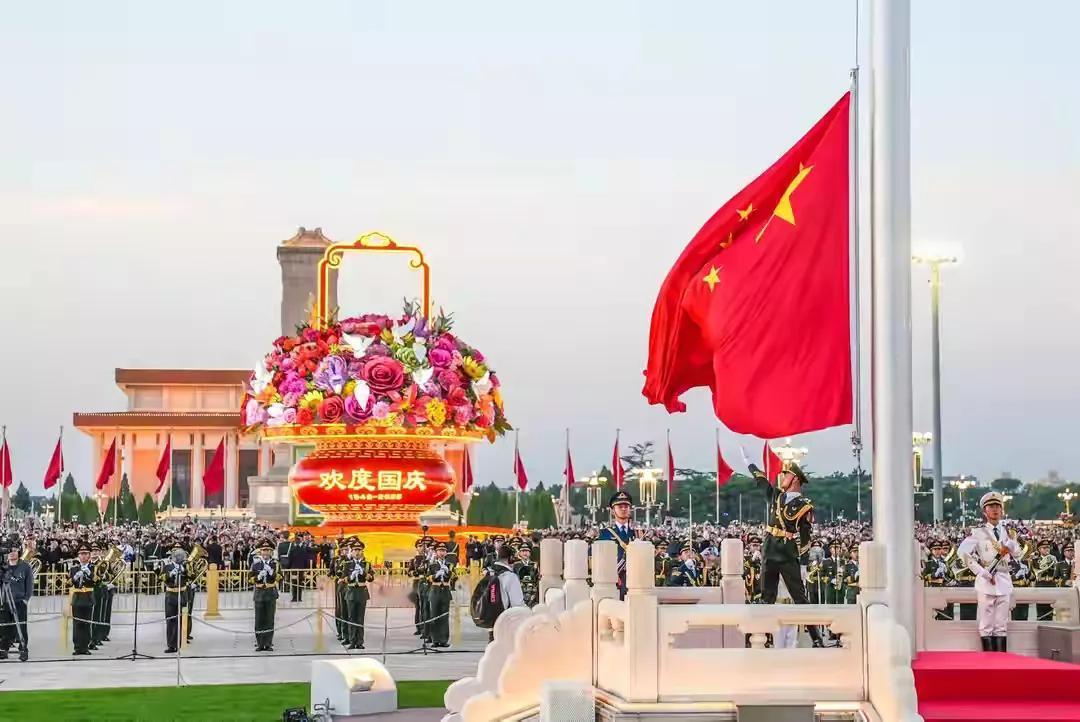 两个大国的首都，冰火两重天。一边是举国同庆伟大祖国76周年华诞，超12.1万群众