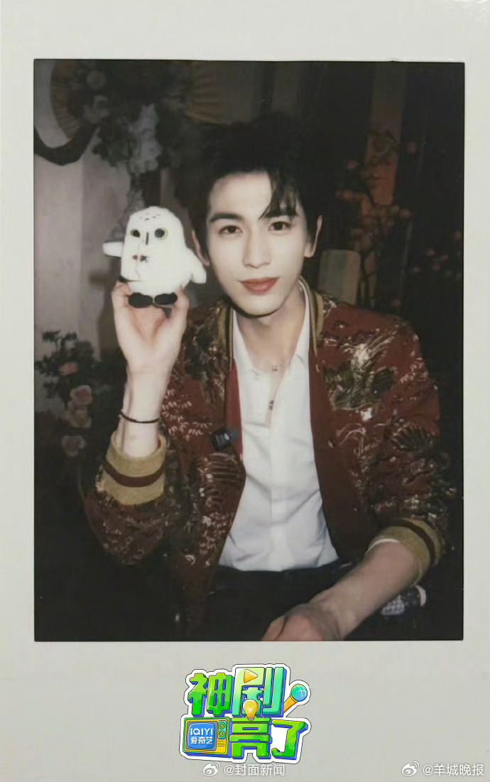 【#张凌赫田曦薇新拍立得来了#】3月25日，爱奇艺释出 的拍立得单人照及双人合照