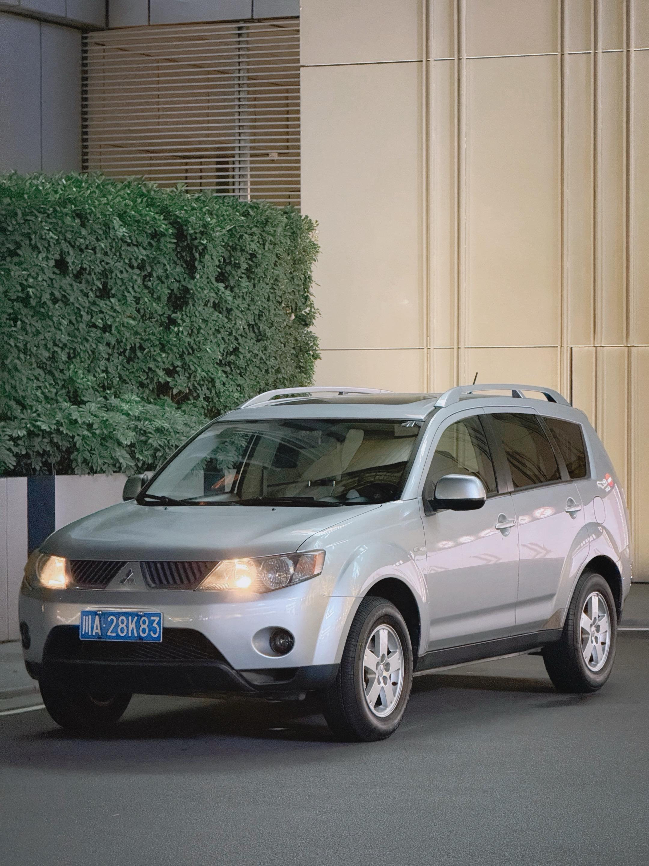 全能型SUV-三菱欧蓝德。