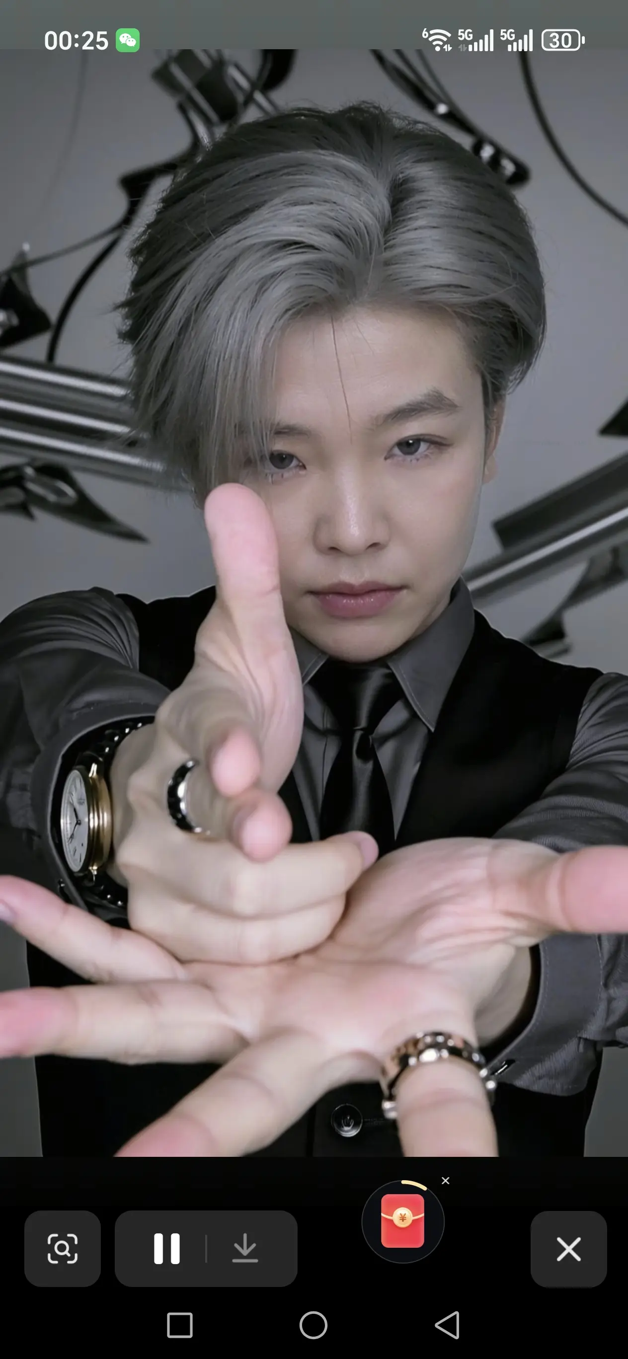 银发如霜，指尖轻点，仿佛在无声的宇宙中划出一道隐秘的轨迹。那凝视的眼神...