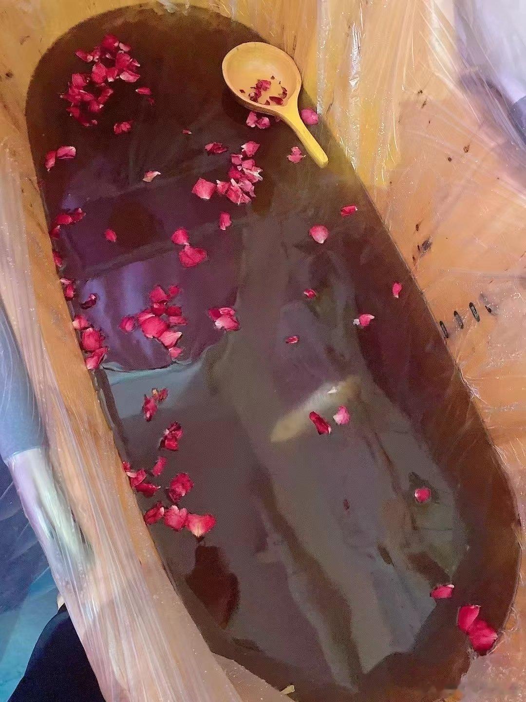 泡个瑶浴，对于湿气重的我来说，每次泡完瑶浴真的是通体的舒坦。 