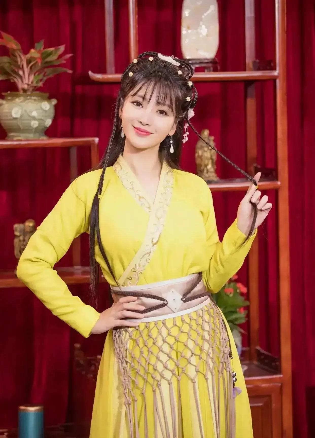 柳岩才是最适合演黄蓉的，美貌俏皮不输翁美玲。都说她让黄蓉美出了新高度，其实还是比