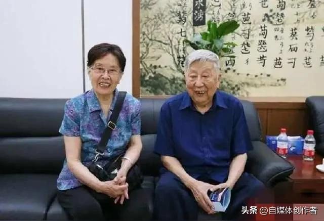 一场突如其来的交通事故，让上海一户寻常家庭顷刻遭遇灭顶之灾。一对年轻夫妻双双殒命
