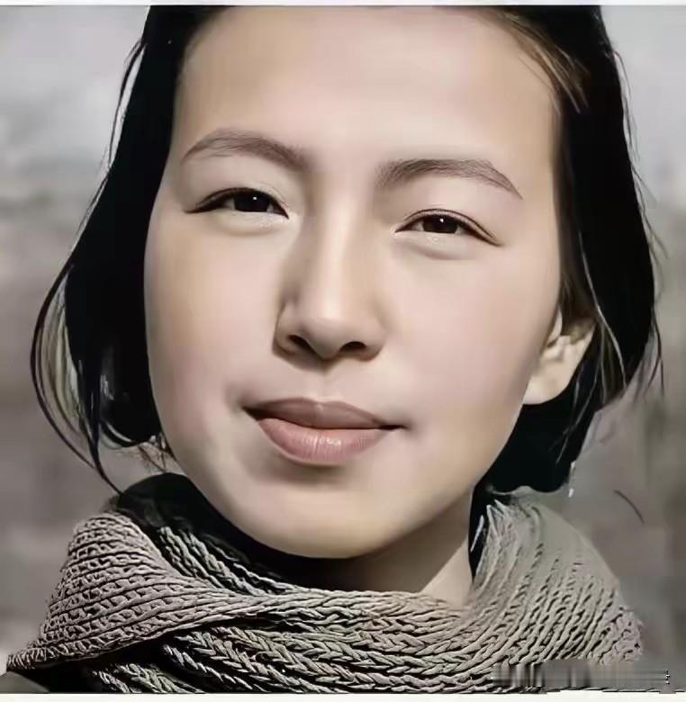 青年时期不远万里，到延安参加革命队伍，历经枪林弹雨，为解放天下穷苦人。九死一生。