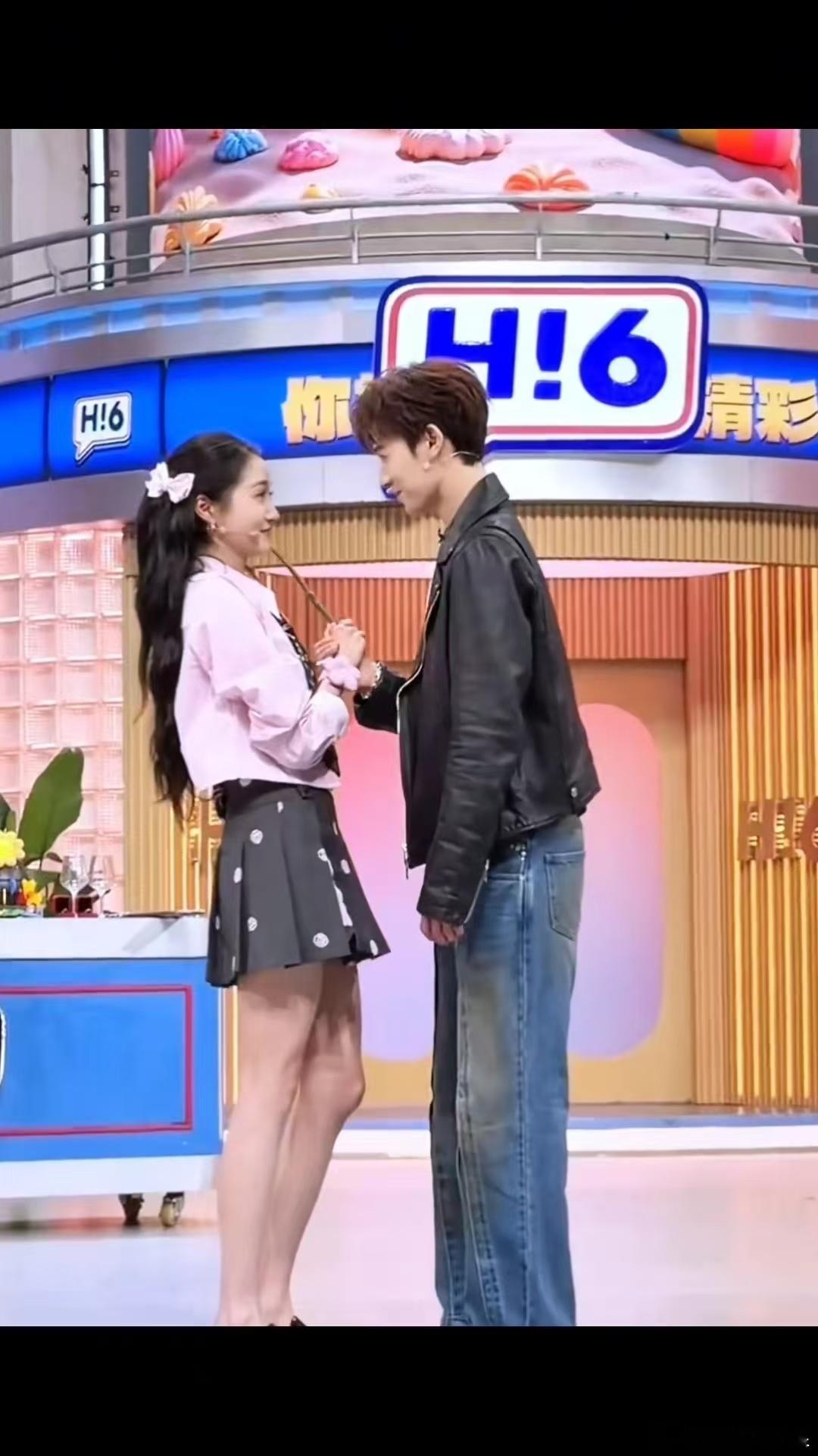 关晓彤李昀锐CP感杀疯了 不管室内录影还是海边外拍 甜蜜氛围始终在线 每一帧都写