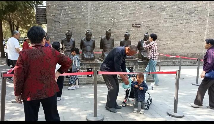 从古到今，汉奸卖国贼都是民族的毒瘤。一旦有战争，他们会给狗子带路，给同胞带来巨大