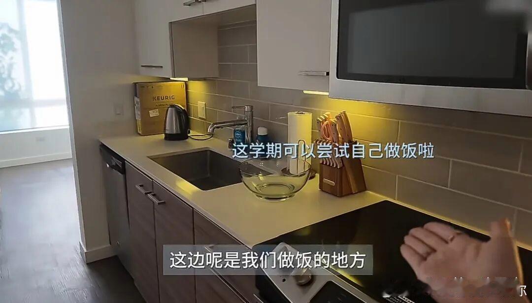徐帆赴美送女儿开学，母女搭档开车搬家，徐帆亲自帮徐朵铺床收拾 ​​​
