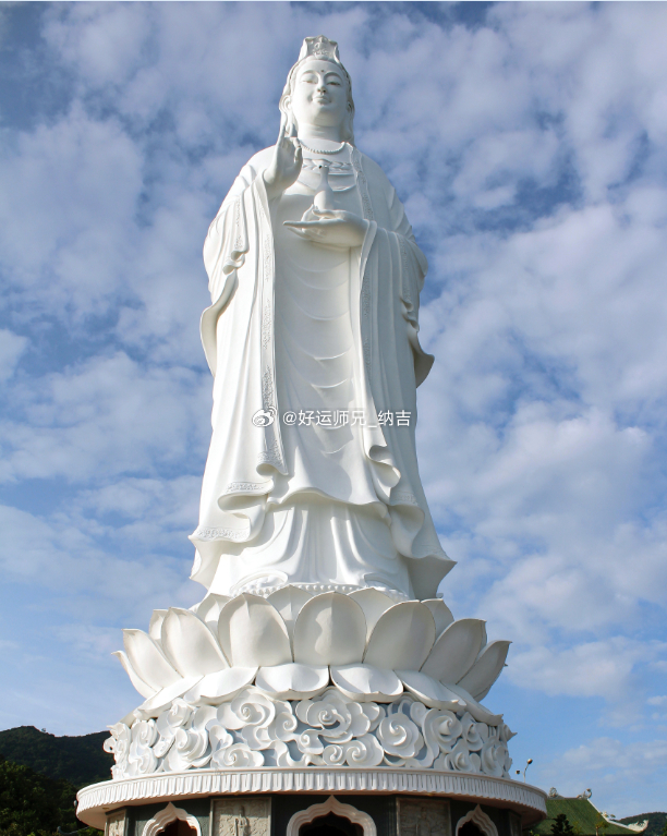 今日吉祥，一喜引百喜，一顺带百顺。人顺，事顺财亦顺。眼前纵有小阻，也难挡后面的好
