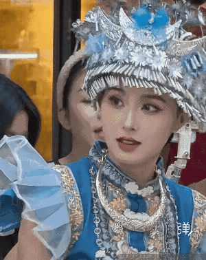 早睡早起
清晨打开手机刷到的第一个美女
顿时心情舒畅
像打通了任督二脉一样
哈哈