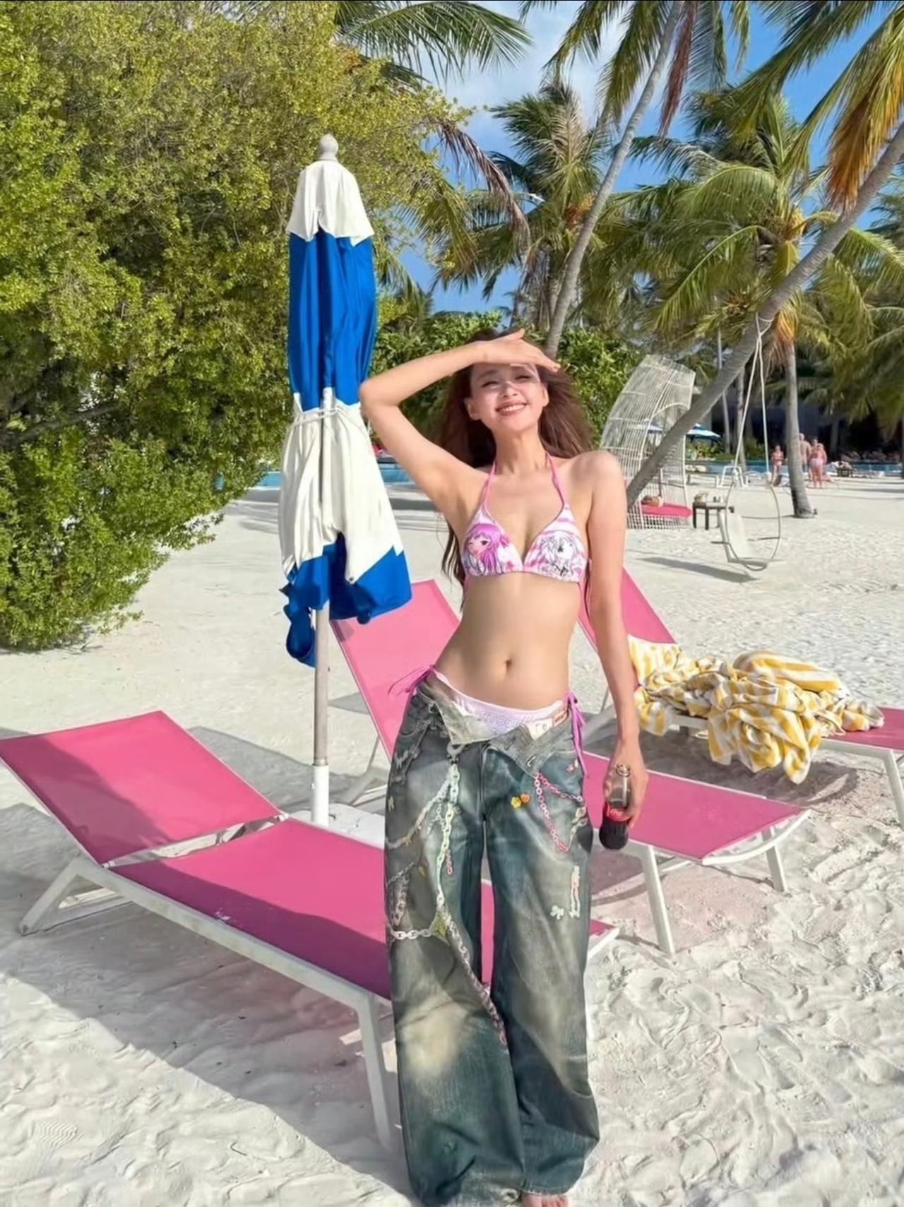 本来单看这件粉色卡通泳装，其实就是很常规的甜妹度假款，软乎乎的粉调加动漫印花，好