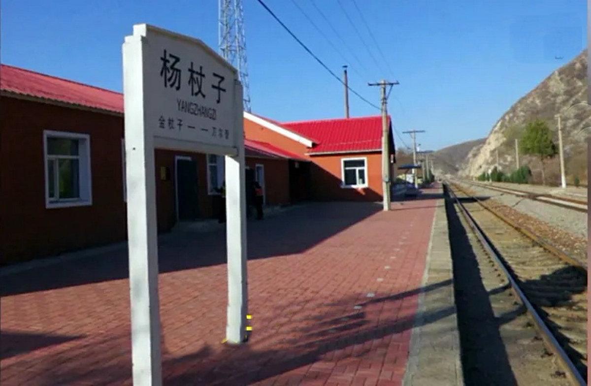 在辽宁西北的群山之中，有一条蜿蜒的铁路线，它见证了时间的流转和山里人的生活变迁。