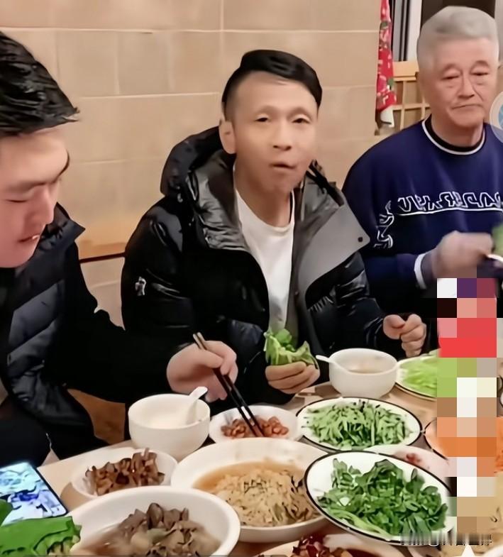 我猜，本山大叔最喜欢的弟子是宋小宝，宋小宝和师父就像父子，去师父家，小宝犹如回到