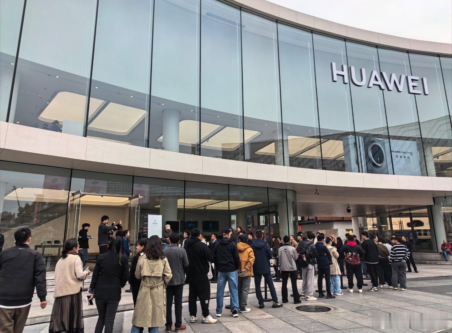 好羡慕这些排队拿手机的人啊，今天华为Mate70正式开卖了 全国多地华为门店抢购