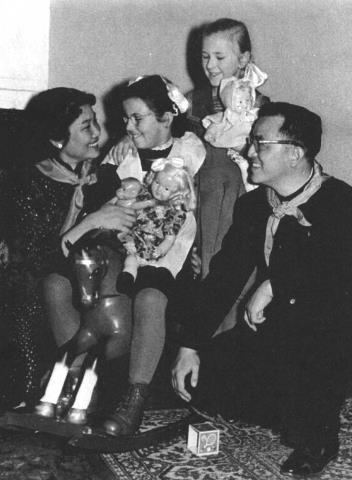 1954年，张瑞芳作为中国电影代表团成员访问苏联时，和团长张骏祥(右一)参观电影
