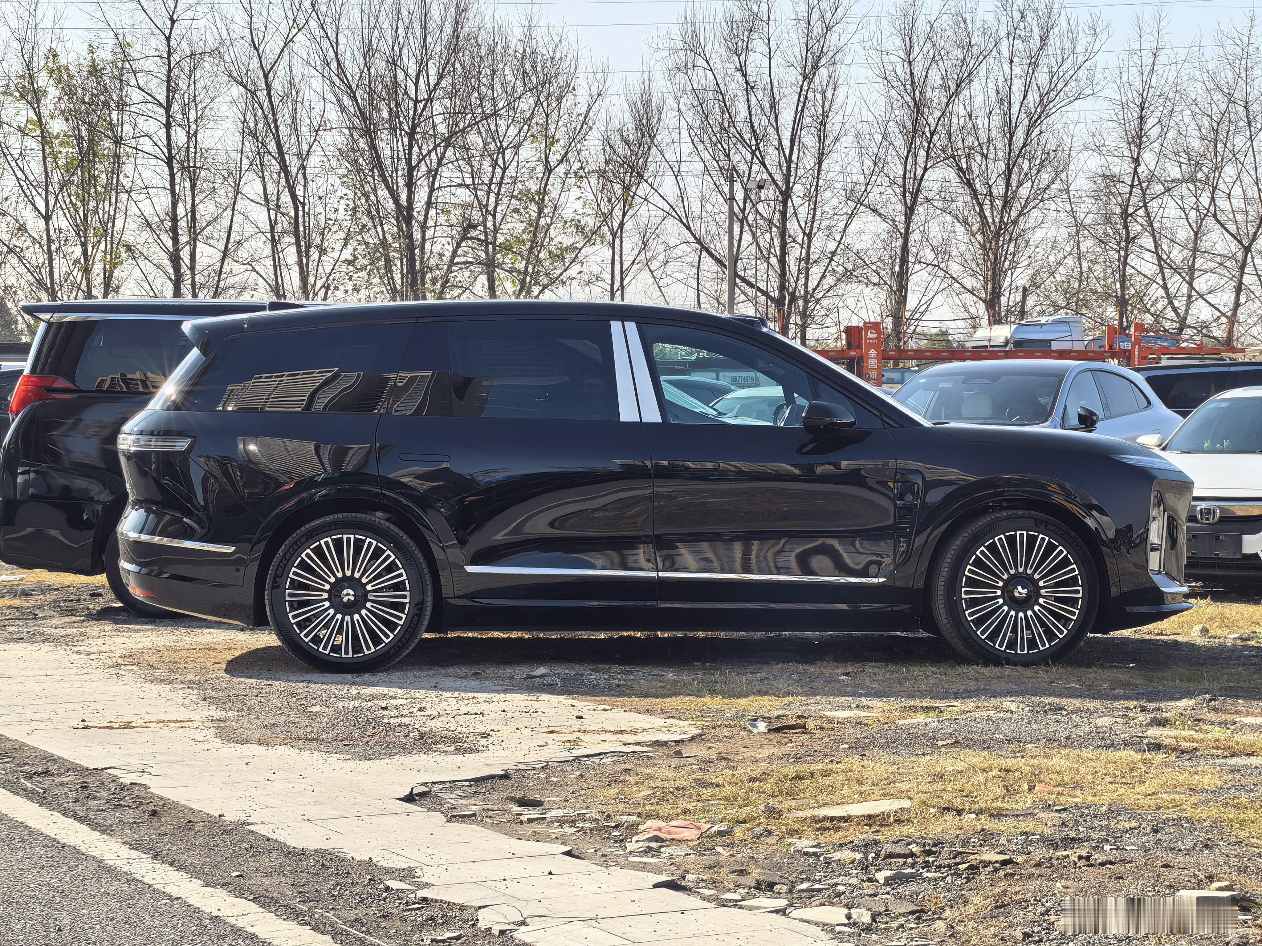 蔚来ES8的轴距3130车侧舒展开好看，耐看比被挡住的埃尔法车身长，轴距长 那可