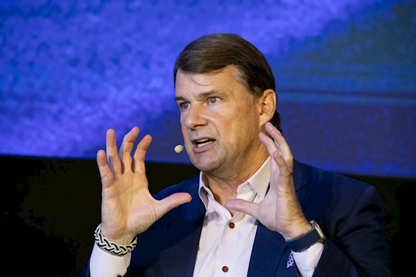 福特CEO迷上小米SU7：一边承认“落后中国25年”，一边高筑关税墙福特汽车CE