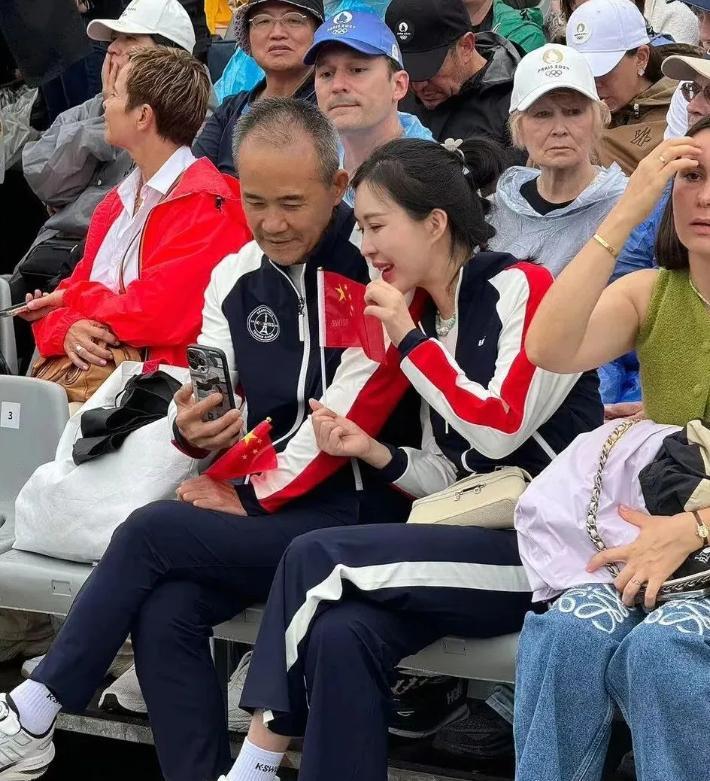 有小娇妻持续提供情绪价值，王石活的越来越精神，
希望小田不被王石带偏，进入老态才