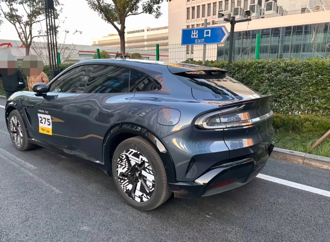 感受下小米 YU7 车漆质感…