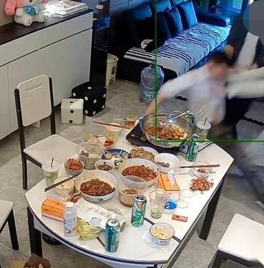 浙江宁波，男子五一在家招待了几个朋友，妻子穿着吊带不方便，多次请求丈夫把门关上，