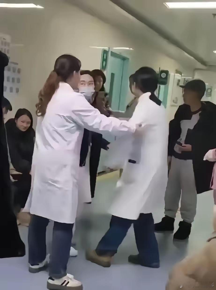 “离大谱！”浙江温州，女子陪儿子在一医院做了个手术，结算时，发现总费用一共943