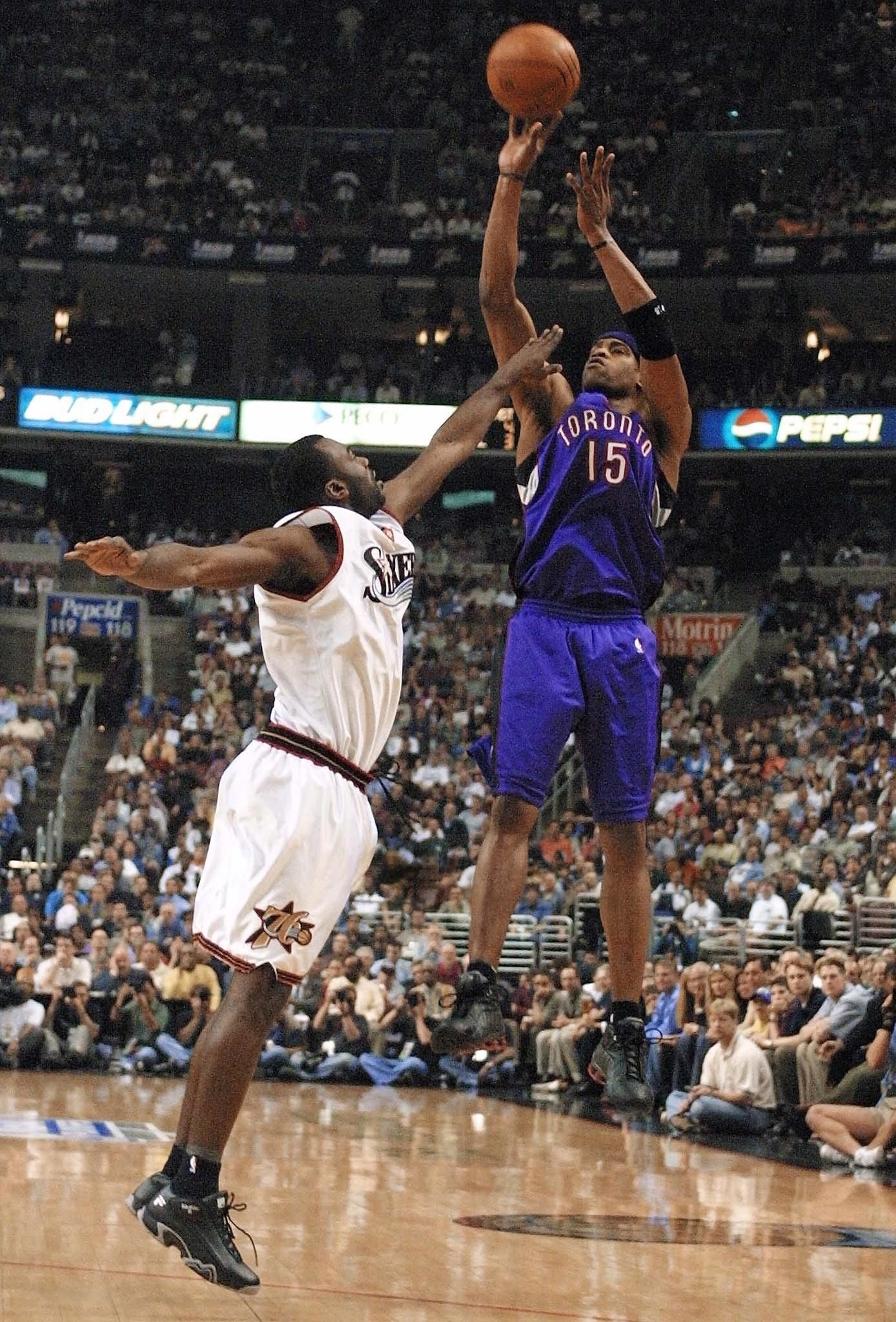 Vince Carter 帅的跳投   那么为题来了 麦基穿的什么鞋 ？鞋控的日