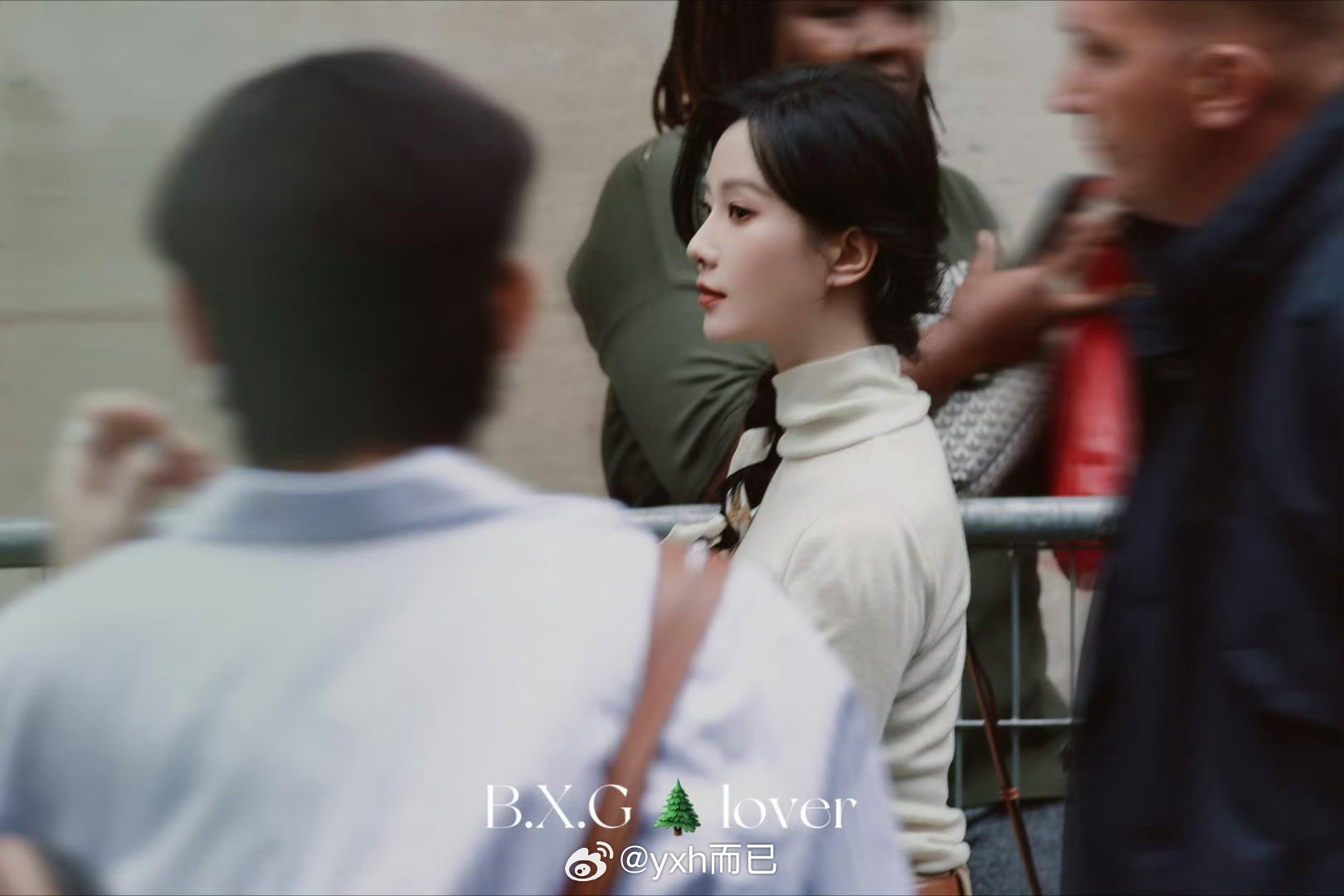 刘诗诗巴黎时装周秀场出发图，女人到这个年纪拼的就是气质了 ​​​