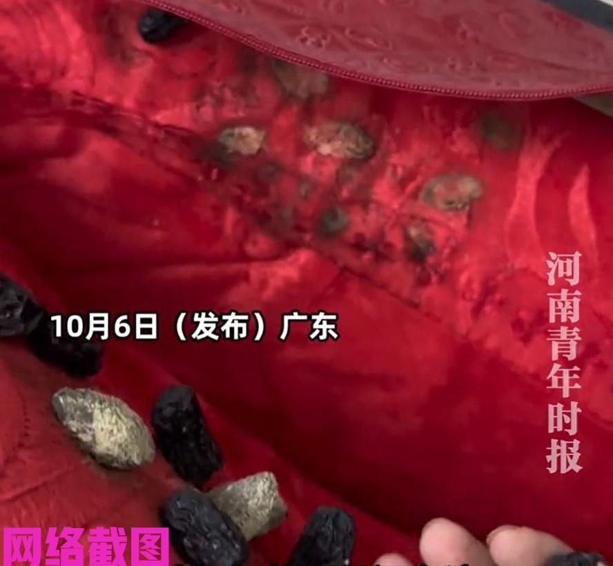广东有女子乘着假期在家收拾房间。

只当女子整理一套被褥时发现，这是她结婚时的喜