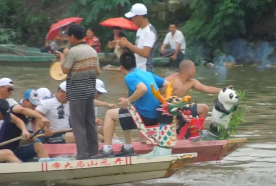 龙舟竟还有马头鸡头虎头蛙头   “熊猫头”的见过吗