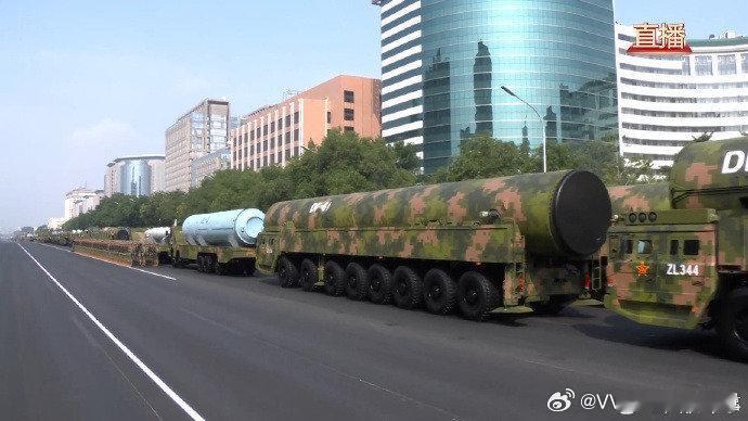 东风61而你，我的朋友。你甚至才发现东风61因为太长被分成了三截展示[流鼻血] 