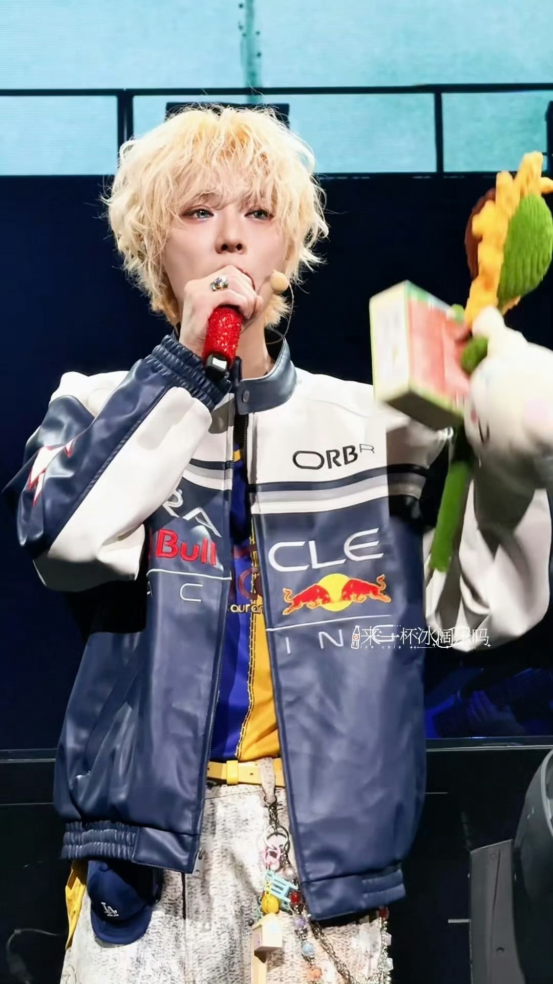 鹿晗开演唱会顺便来进货好羡慕能去现场的姐妹还能给他递娃娃，真的非常心动啊！谁能拒