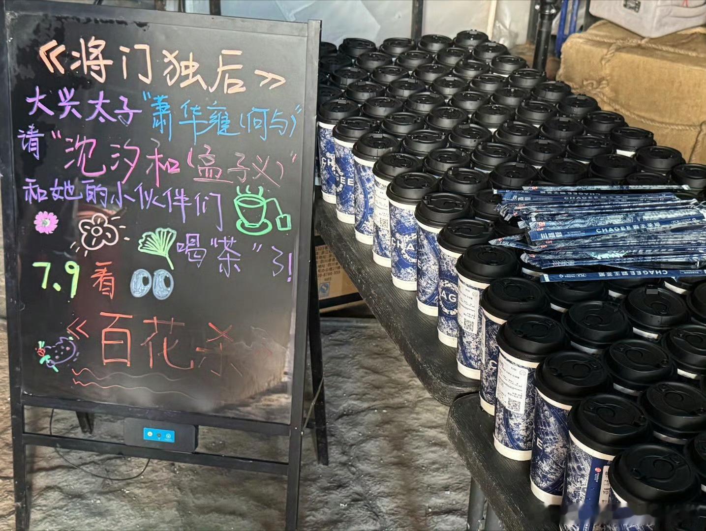 曾舜晞抱孟子义的狗自拍哈哈哈哈哈咱们巧克力少爷背后也是有人的！都注意点～男明星让