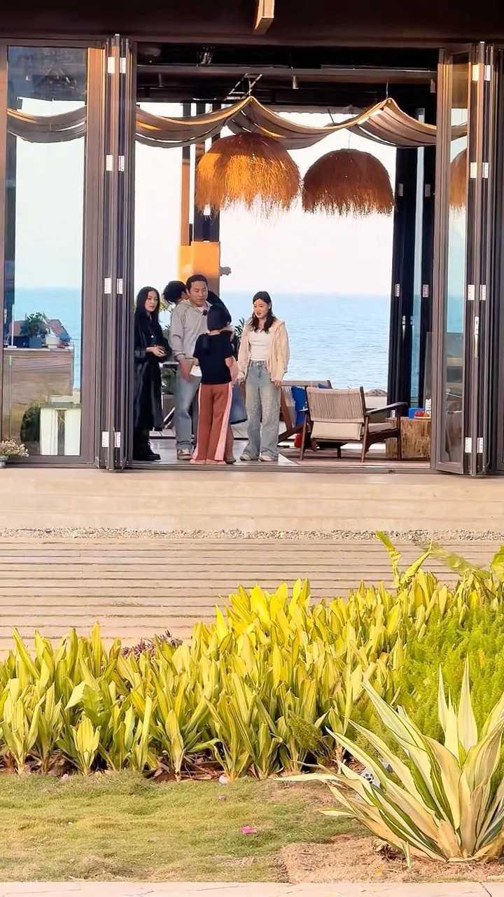 有点怪好的这个沈月沈月喊村里小朋友去客栈吃烤肠