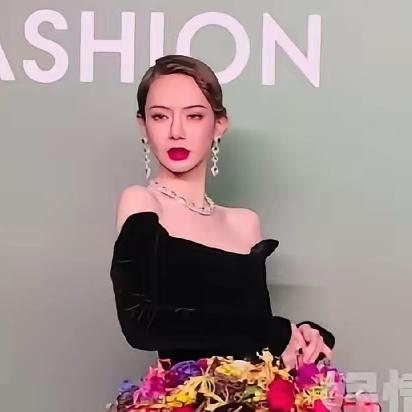 刘亦菲懵了，杨幂也惊了！戚薇为了出彩，居然穿了件百斤重的真花衣服走红毯，这造型一