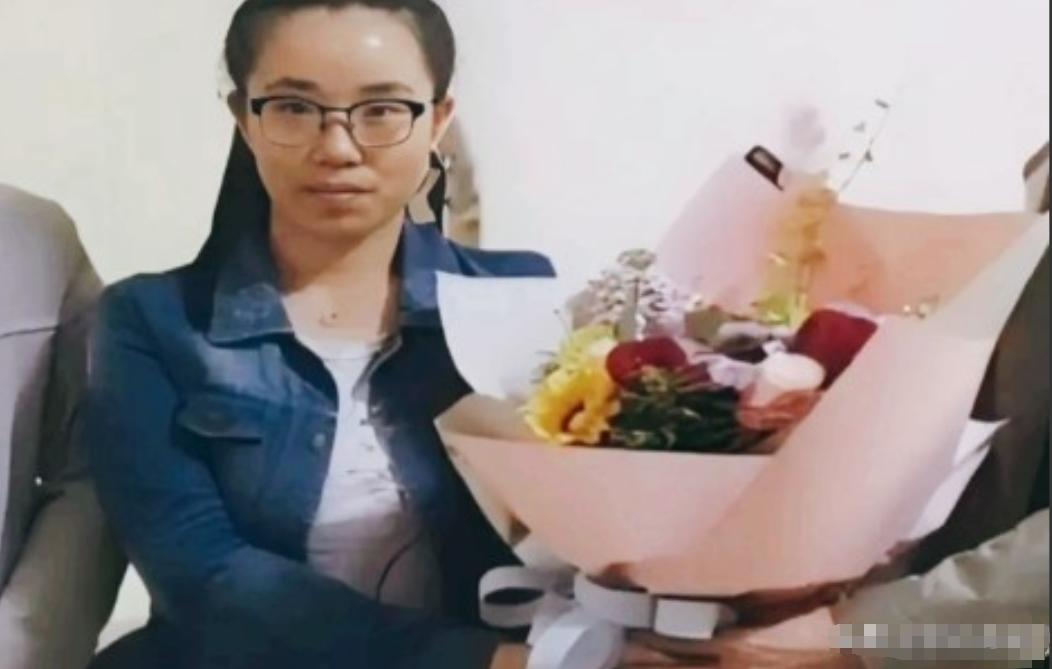 2017年，西安一女孩跪地抢救晕倒老人，可惜老人还是抢救无效离世。不料4天后，女