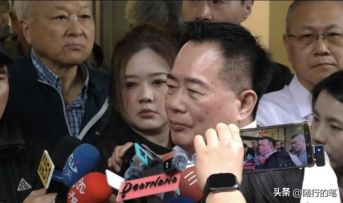 蔡正元入狱之前，在场外接受群访时，再度强调自己判断国际局势非常精准，并搬出郭正亮