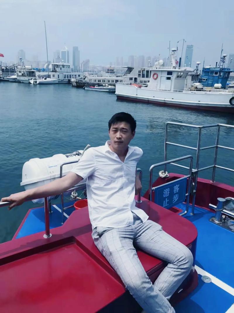 中年男人真心动情的六大信号，细节比表白更真实

夜色渐深，他却还在微信上和你闲聊