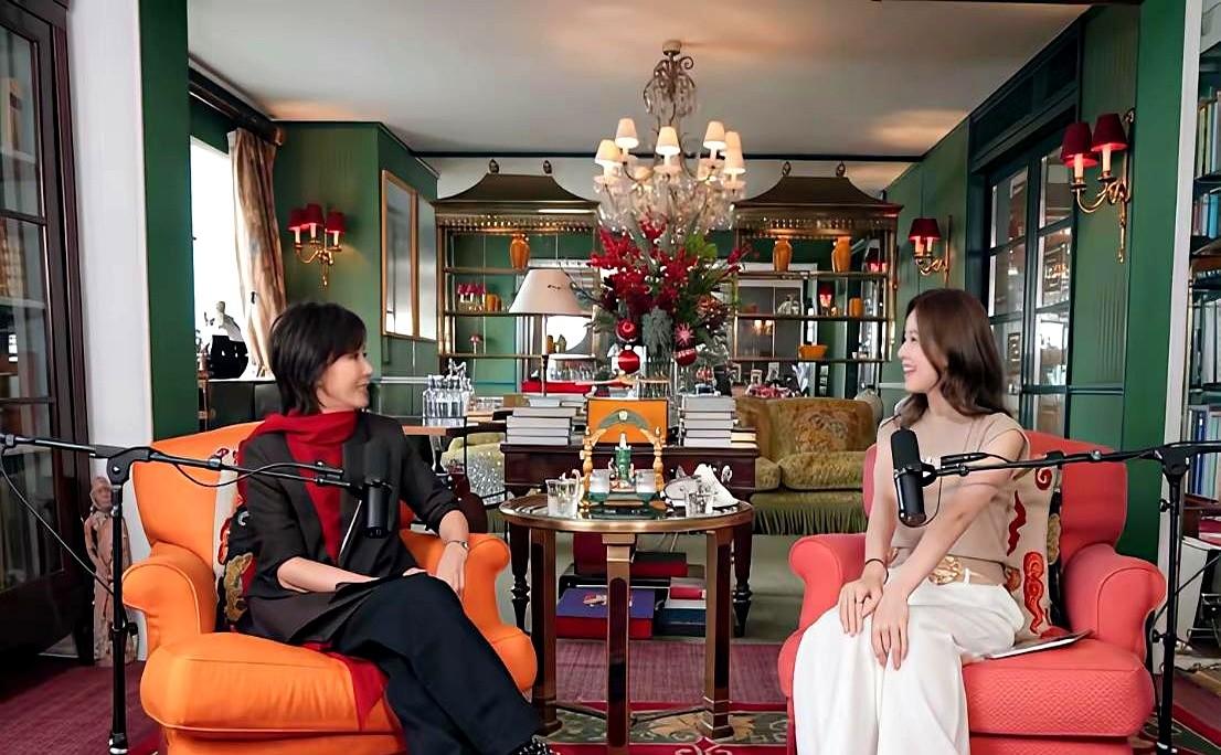 刘嘉玲的洁癖，圈内是出了名的狠。

朋友去她家用了趟洗手间，她回头就把整个马桶给