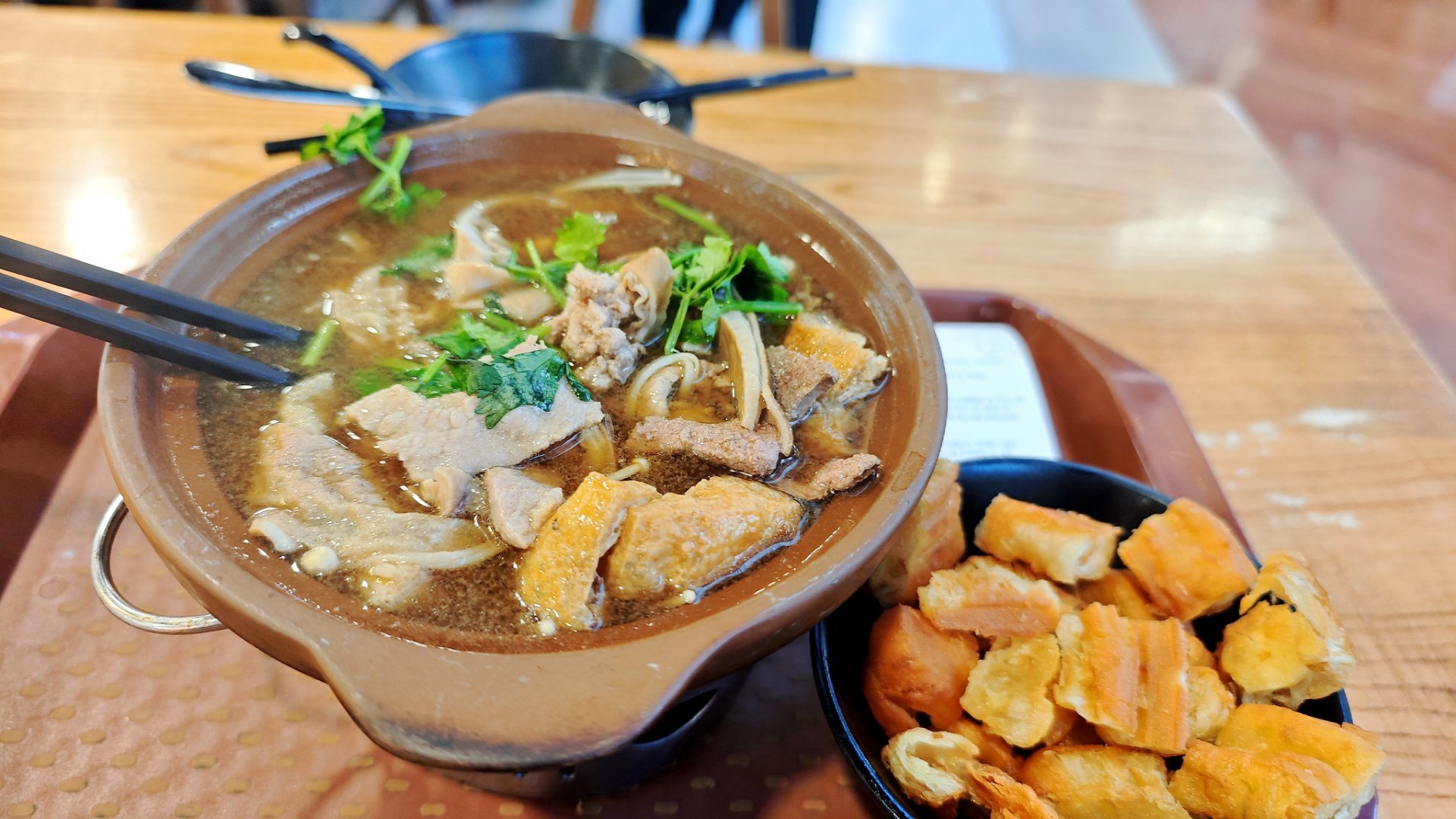 晒个晚饭？来新加坡必吃的肉骨茶[哈哈][哈哈]这满满一大锅，有猪排骨，猪杂，还有