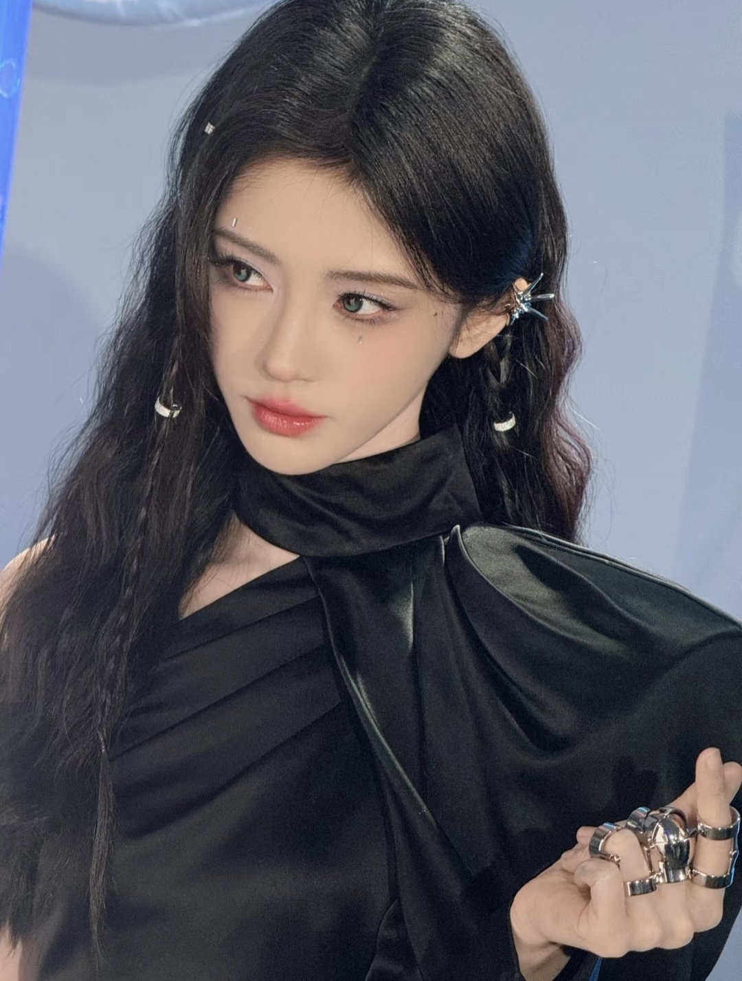 jjy鞠婧祎来战jjy鞠婧祎阿黛  “我不会用浪漫去定义一个人 但我会用浪漫爱一