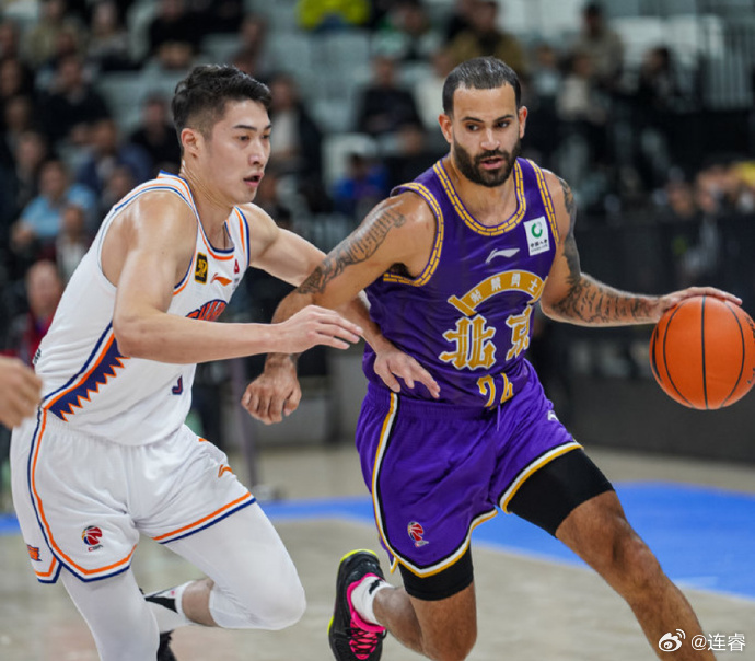 感觉吉林要下车，青岛看上去暂时掌控比赛节奏了。第三屏幕切换到江苏vs北控，哦吼？