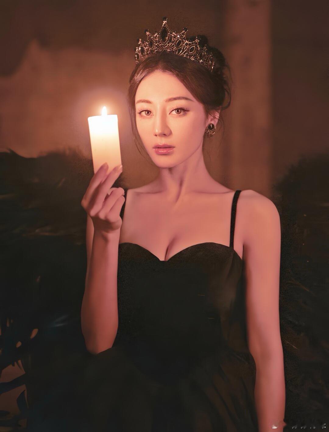 迪丽热巴[超话] 热巴绝美写真，迷人的暗黑天使热巴身穿一件黑色吊带短裙，羽毛的元