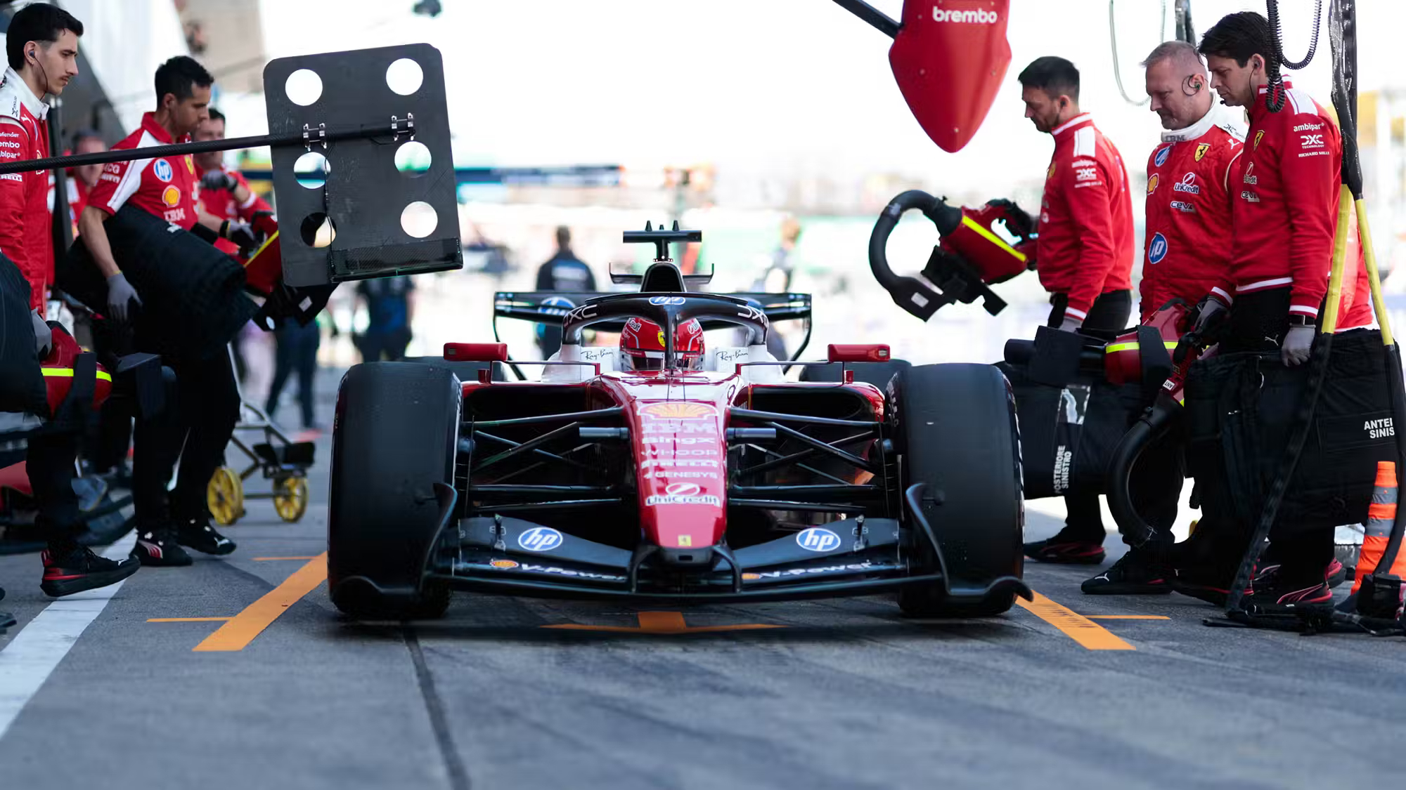 f1 随着梅赛德斯W17基本确立了性能标杆，外界普遍认为法拉利、奥迪和阿斯顿·马