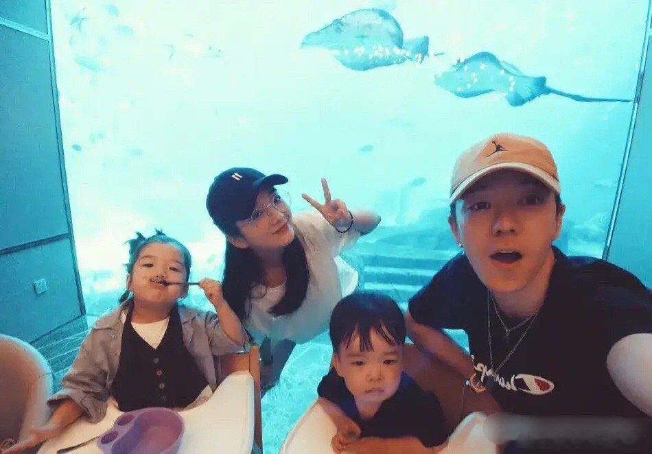 #王栎鑫前妻否认拿7位数抚养费#这才是离婚夫妻的典范网传王栎鑫离婚后每月支付前妻