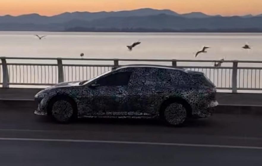 全新阿维塔06的猎装版谍照图曝光贯穿式的尾灯设计看着还不错感觉现在很多车企都在做